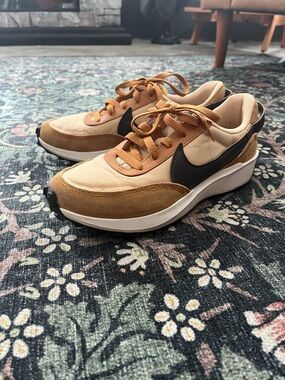 Nike Women's Tan and Black Retro Runner Sneakers